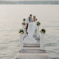 Novios con damas y amigos
